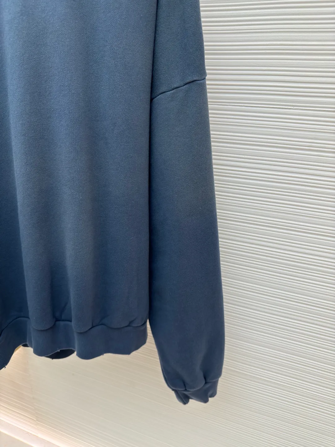 Acne Studios 1996 distressed printed hooded sweatshirt ●Authentic product: Purchased and developed by 3259 ●Item number: 1680619-A85 ●Fabric: pure cotton fabric ●Technology: printing production ●Version: loose fit ●Weight: about 1030 grams ●Size: S-M-L-XL ●Description: The fabric is made of custom-made pure cotton, washed with distressed and dirty gradient techniques, printed on the back, and the overall wiring is straight and delicate. The fabric is comfortable and soft, with consistent colors and no color difference. It can be matched with the same style to create a fashionable look and control various occasions. Customized accessories, complete with three standards, same style for men and women!
